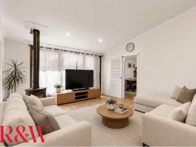 Rental! 4 BR 44 Bungonia Road, Leumeah House for rent Listed.