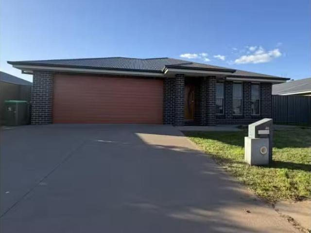 Just in! 4 BR 46 Argyle Avenue, DUBBO House for rent Listed b.