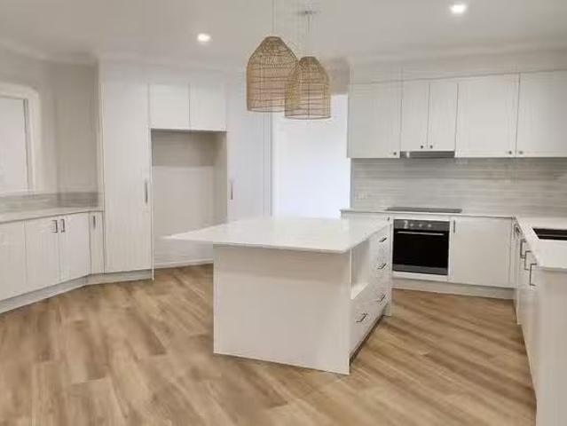 For Rent! 4 BR 49 Gary Player Crescent, Parkwood, QLD 4214