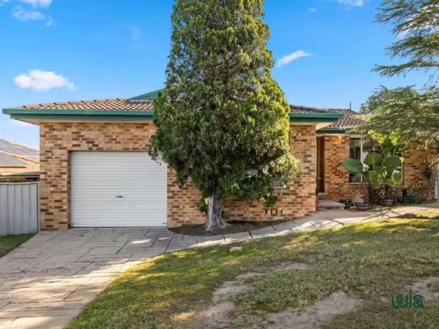 Cheap 4 BR 5 Pacific Crescent, Ashtonfield House for rent Lis.