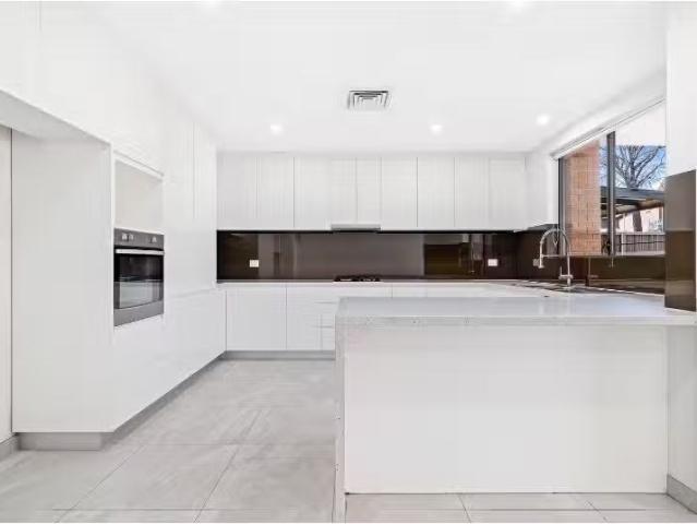 Cheap 4 BR 74 Payten Avenue, Roselands Townhouse for rent Lis.
