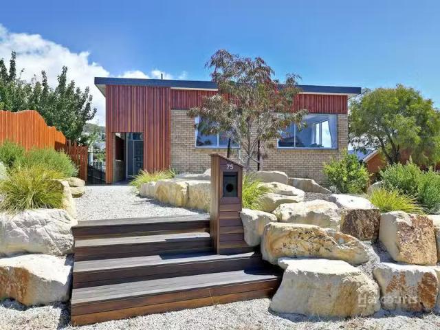 Deal! 4 BR 75 Lipscombe Avenue, SANDY BAY, TAS 7005 House fo.