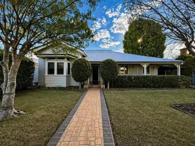 Charming 4 BR 71 Boston Street, Moree House for rent Listed b.