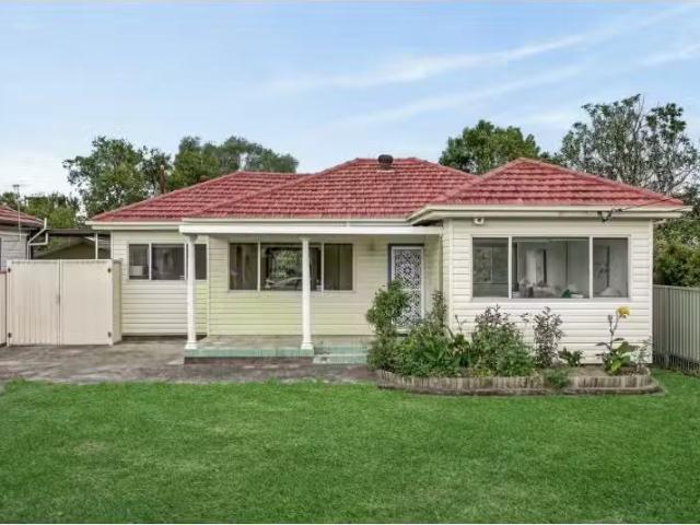 Nice 4 BR 7 Eric Avenue, Merrylands House for rent Listed by.