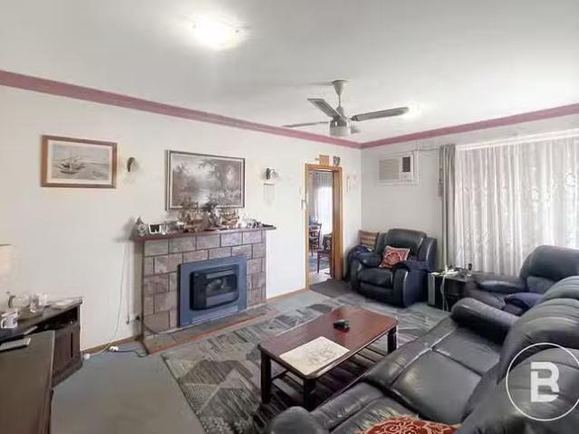 Unique 4 Edgar Street, Wendouree, VIC 3355