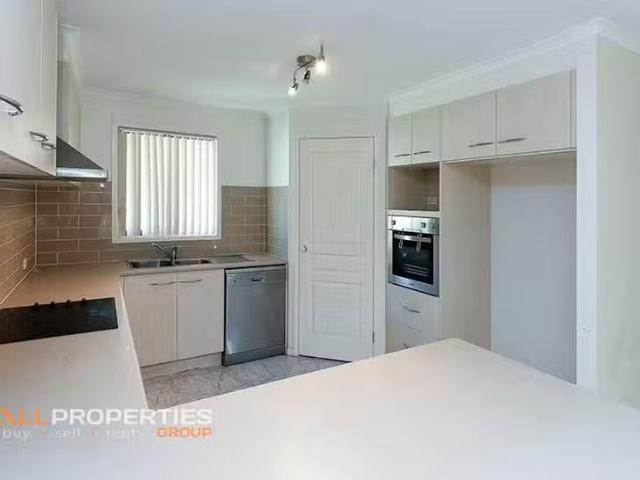 Just in! 4 Frangipani Place, Regents Park, QLD 4118