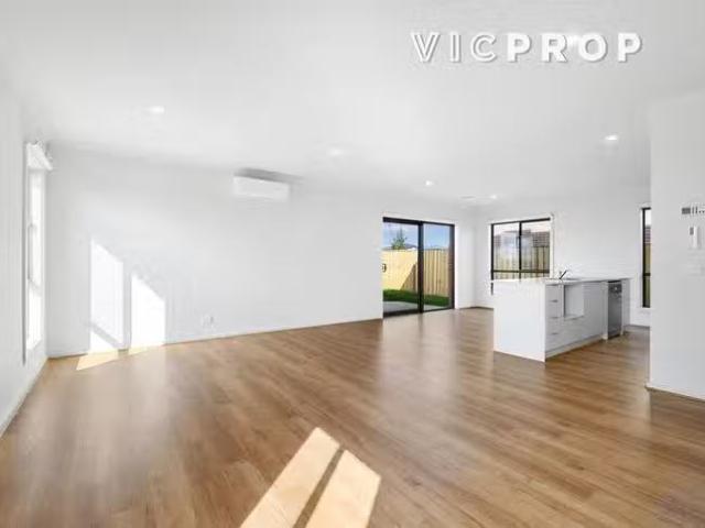Cheap 53 Wincott Crescent, Point Cook, VIC 3030