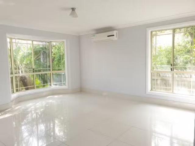 Unique 5/14 16 Marina Crescent, CECIL HILLS Townhouse for rent.
