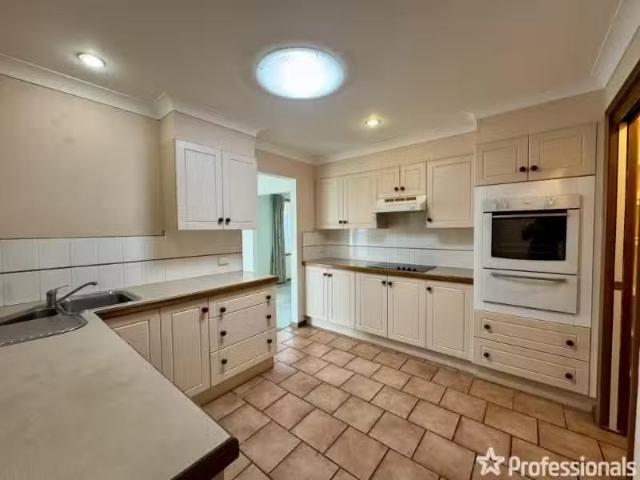 Unique 51 Lyrebird Drive, NOWRA House for rent Listed by Sere.