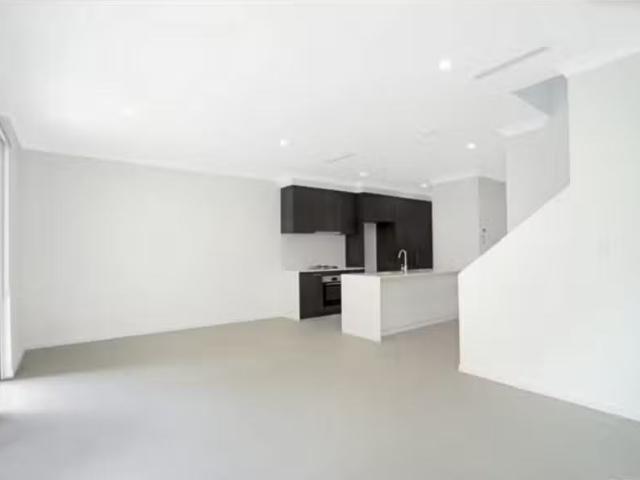 Unique 52/28 Bonogin Road, Mudgeeraba Townhouse for rent List.