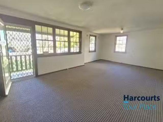 New 52 Marquesa Crescent, LETHBRIDGE PARK, NSW 2770 House fo.