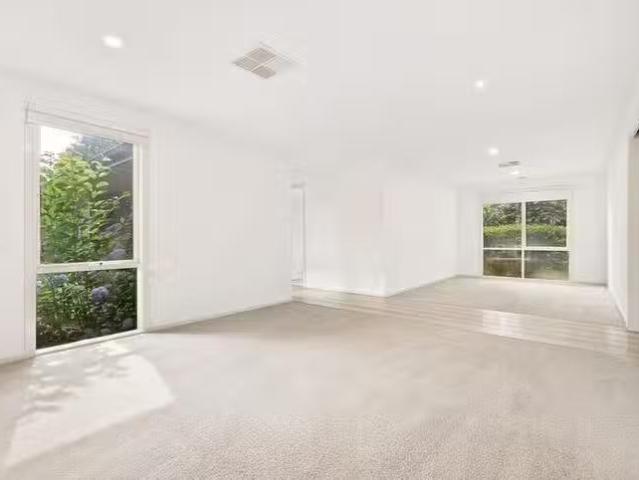 Nice 55 Robb Drive, Romsey, VIC 3434