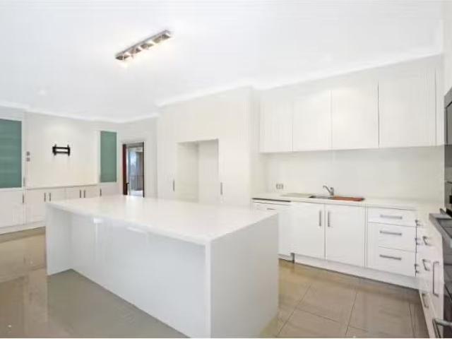 Cozy 5 Burrows Avenue, Kanahooka House for rent Listed by Bea.