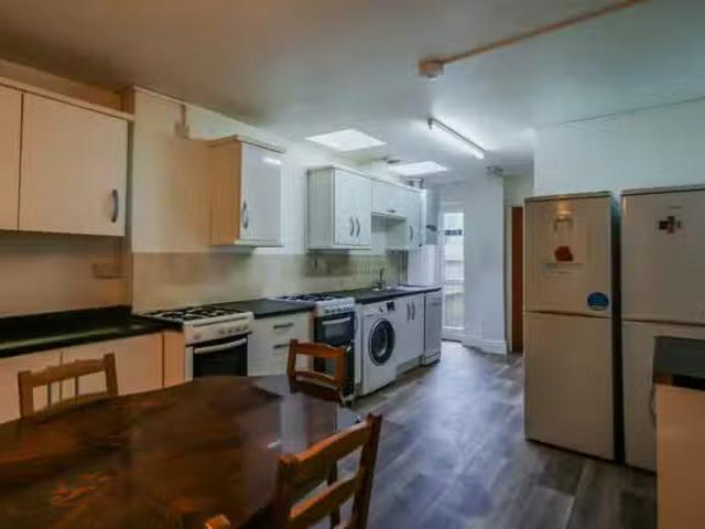Cozy 5 BA 5 bedroom terraced house for rent in Hubert Road, Bi.