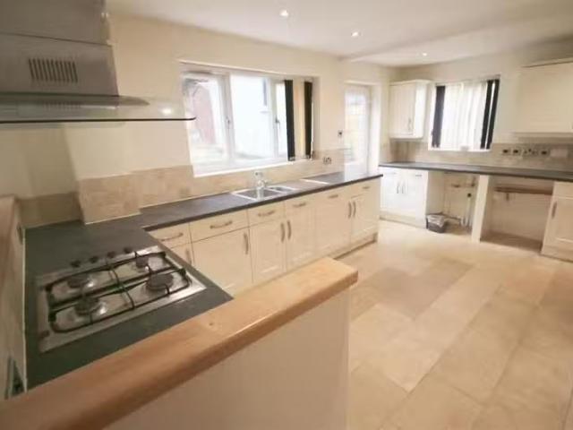 For Rent! 5 bedroom detached house for rent in Lupin Drive, Hu.