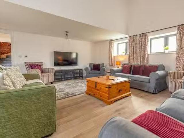 Unique 5 BR XJ3R+6H Market Drayton