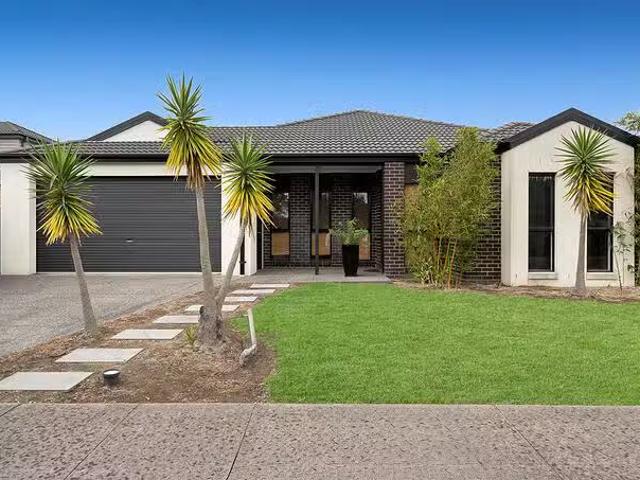 For Rent! 5 BR 16 Greenway Drive, Pakenham, VIC 3810