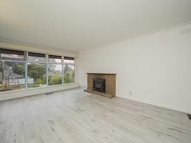 For Rent! 5 BR 12 Andrews Street, Burwood, VIC 3125