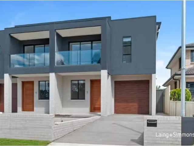 Rental! 5 BR 138 Smith Street, Pendle Hill Townhouse for rent.