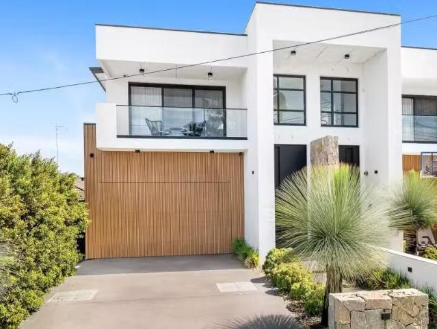 Cheap 5 BR 25B Endeavour Street, Sylvania Townhouse for rent.
