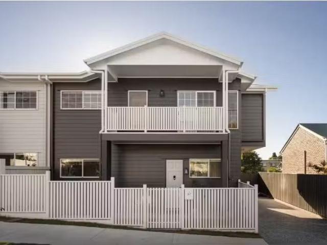 For Rent! 5 BR 37 Noela Street, Coorparoo Townhouse for rent.