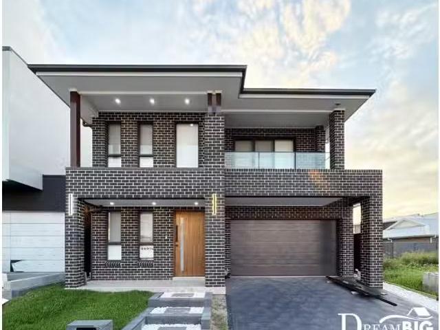 Nice 5 BR 38 Parhelion Street, Austral House for rent Listed.
