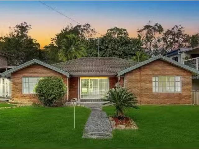 Nice 5 BR 8 Indra Avenue, Summerland Point House for rent Lis.