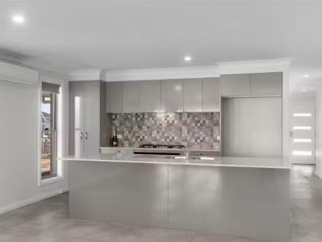 Charming 5 Corvina Circuit, Cliftleigh House for rent Listed.