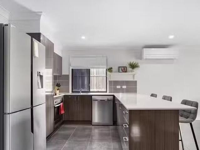 Nice 5 Ronald Court, Collingwood Park, QLD 4301