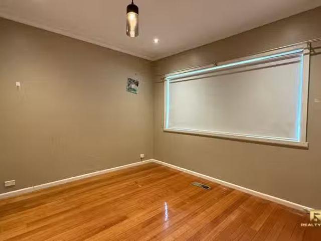 Nice 5 Stevens Rd, St Albans VIC 3021