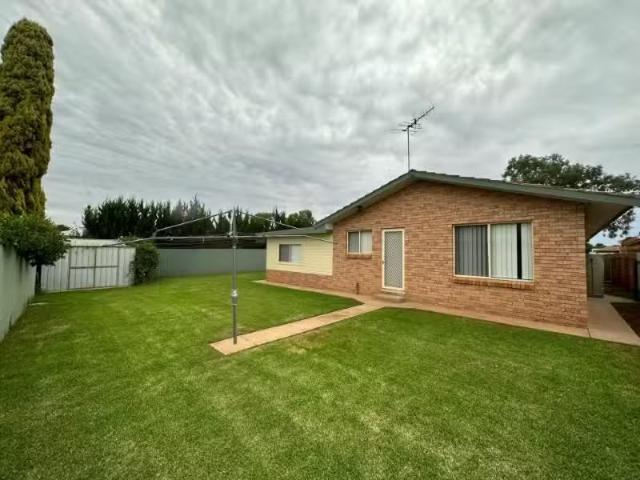 Unique 5 Sidlow Road, GRIFFITH House for rent Listed by Antho.
