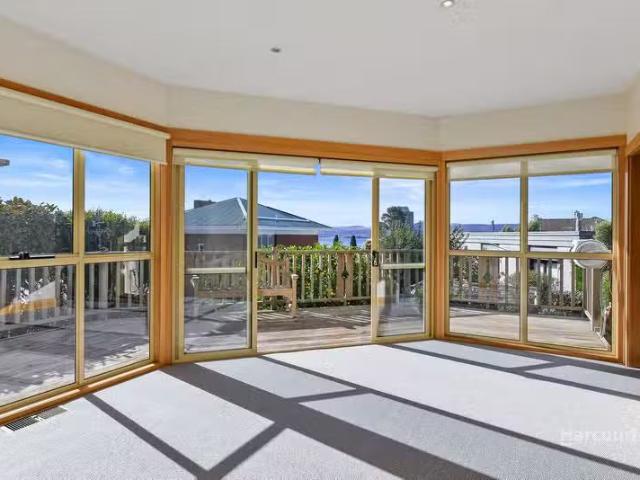 Unique 5 Winscombe Crescent, SANDY BAY, TAS 7005 House for R.