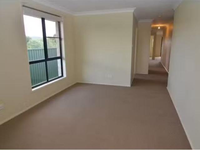 Cheap 5a Pirena Place, Lithgow Townhouse for rent Listed by L.