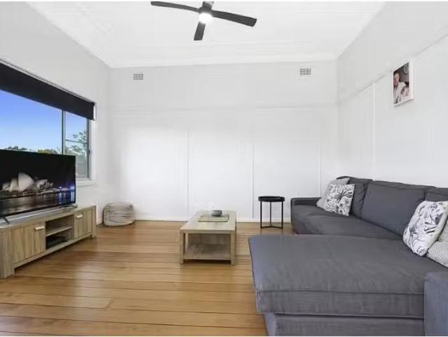 New 5B Arthur Street, CORRIMAL House for rent Listed by A lis.