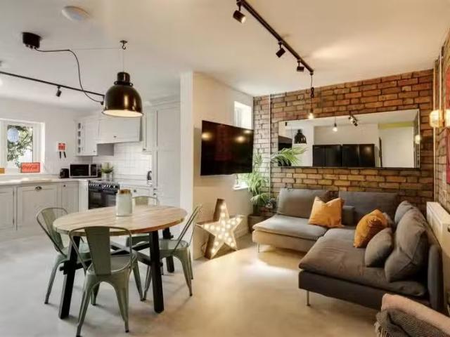 Cozy 6 BA 1 bedroom house for rent in Southmead Road, Bristol.