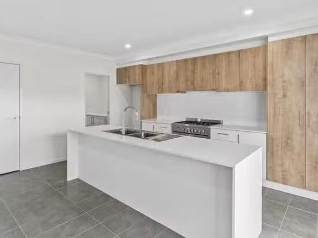 Just in! 6 Baileys Lane, Park Ridge, QLD 4125