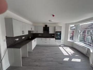 Cozy 6 bedroom semi detached house for rent in Rivington Road.