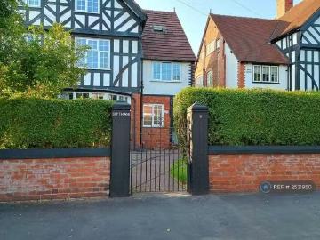 Charming 6 bedroom semi detached house for rent in Shavington.