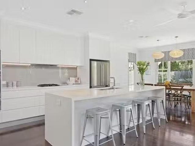 Charming 6 BR 22 Roseleigh Street, KALINGA, QLD 4030 House f.