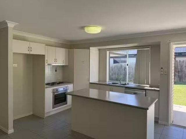Just in! 6 Chairmans Close, Jones Hill, QLD 4570