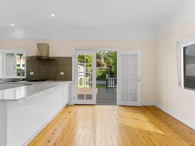 Cozy 6 Duncraggon Street, South Toowoomba, QLD 4350