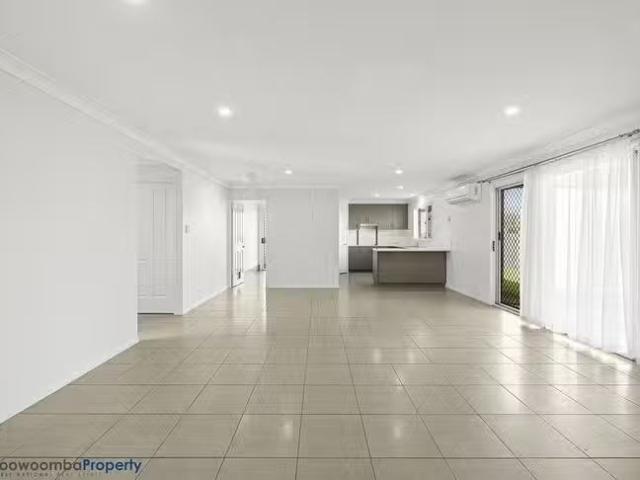 Cozy 6 Dixon Court, Wilsonton Heights, QLD 4350