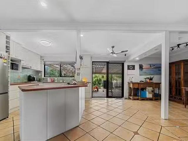 Unique 6 Parkway Road, Daisy Hill, QLD 4127