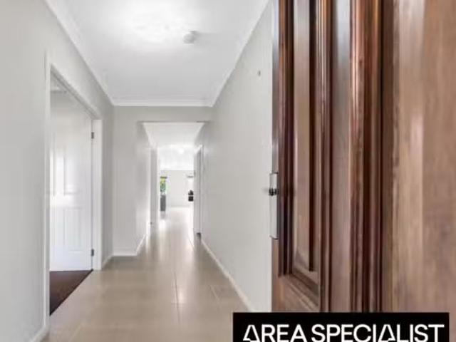 Just in! 6 Robyn Street, Brookfield, VIC 3338