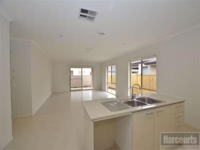 Charming 6 Torrens Terrace, Sandhurst, VIC 3977 House for Rent
