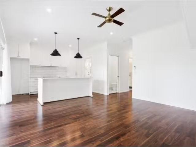 For Rent! 74 Sinclair Street, Kangaroo Point House for rent L.