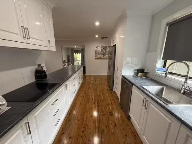 Unique 796 St James Crescent, North Albury, NSW 2640