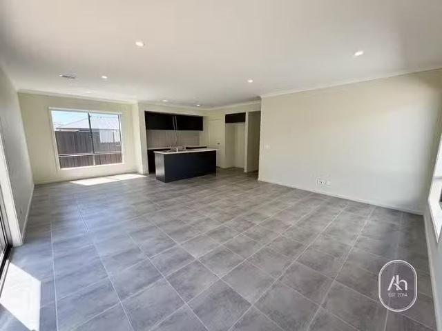 Nice 7 Heron Way, Melton South, VIC 3338