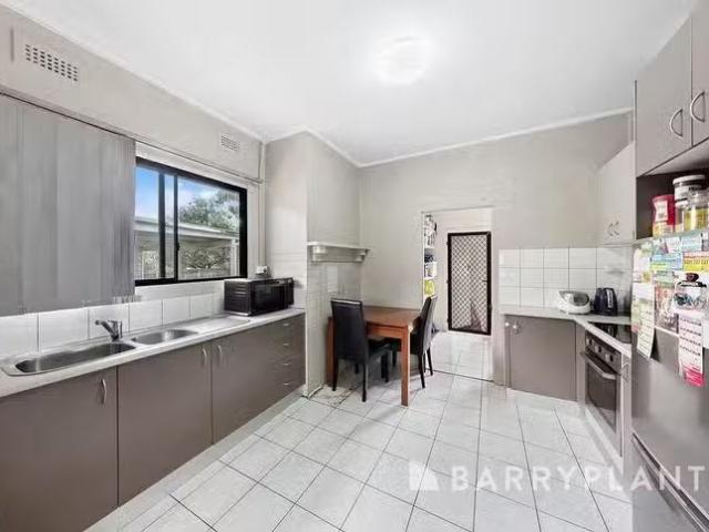 Deal! 7 Lowe Crescent, Sunshine, VIC 3020