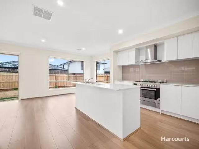 Deal! 80 Norwood Avenue, MELTON SOUTH, VIC 3338 House for Rent